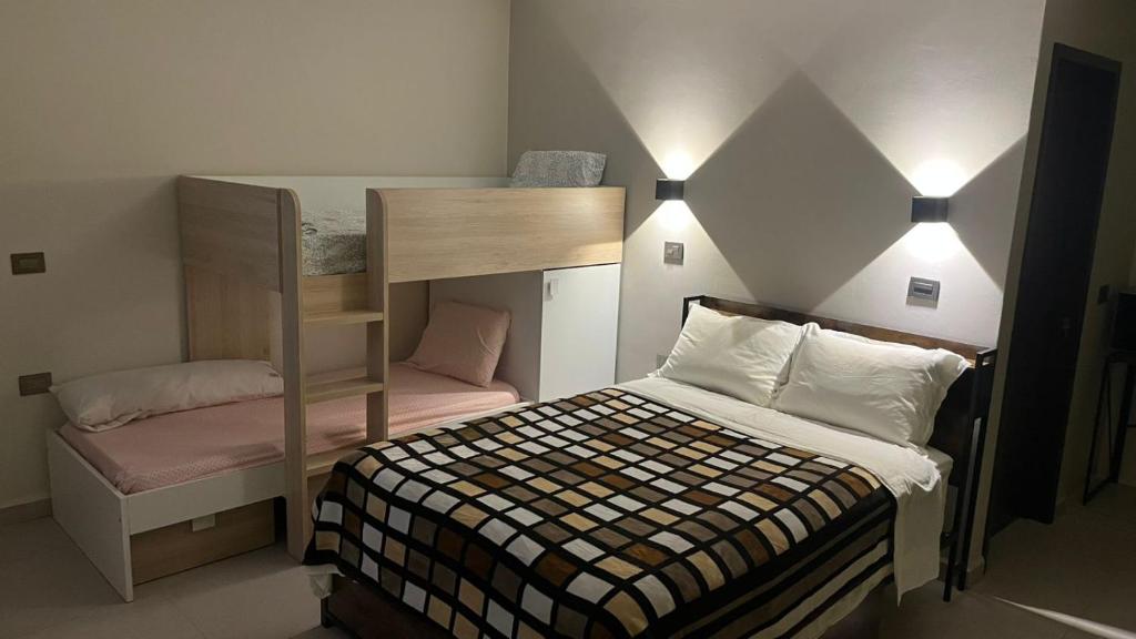 ComalcalcoにあるCasa Chero Platinumの小さなベッドルーム(ベッド1台、二段ベッド1組付)