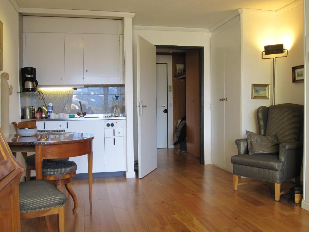 a kitchen and dining room with a table and a dining room gmaxwell gmaxwell at Blüemlisalp 712 Studio in Beatenberg