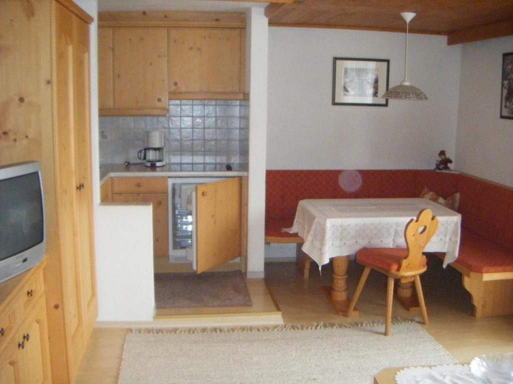 eine Küche mit einem Tisch und einem Esszimmer in der Unterkunft Ferienwohnung Fischerhof in Leutasch