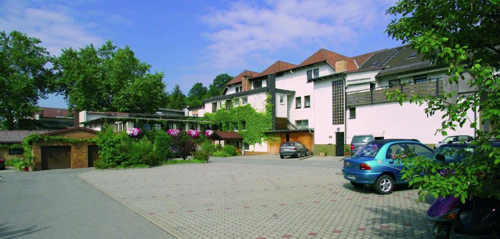 a car parked in a parking lot in front of a building at Landgasthof Goldene Rose in Grub am Forst