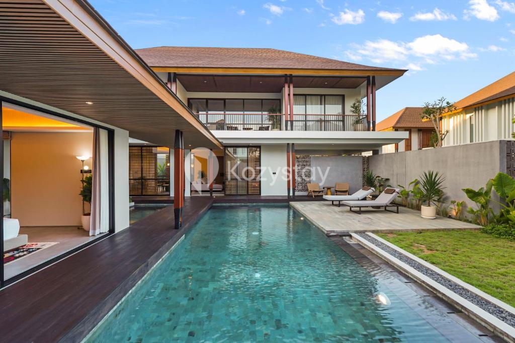 une piscine dans l'arrière-cour d'une villa dans l'établissement Andra Villa by Kozystay - Natadesa Resort Jimbaran, à Jimbaran