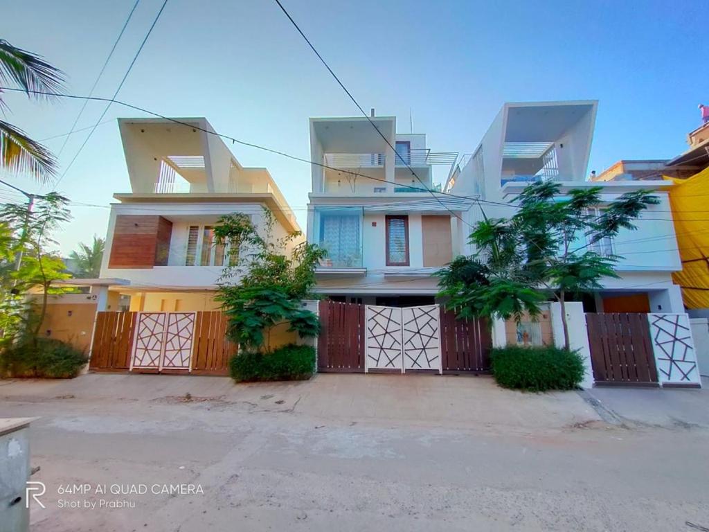 une maison avec un portail et une clôture dans l'établissement Ocean Breeze Retreat ModernVilla,Palavakkam, à Chennai
