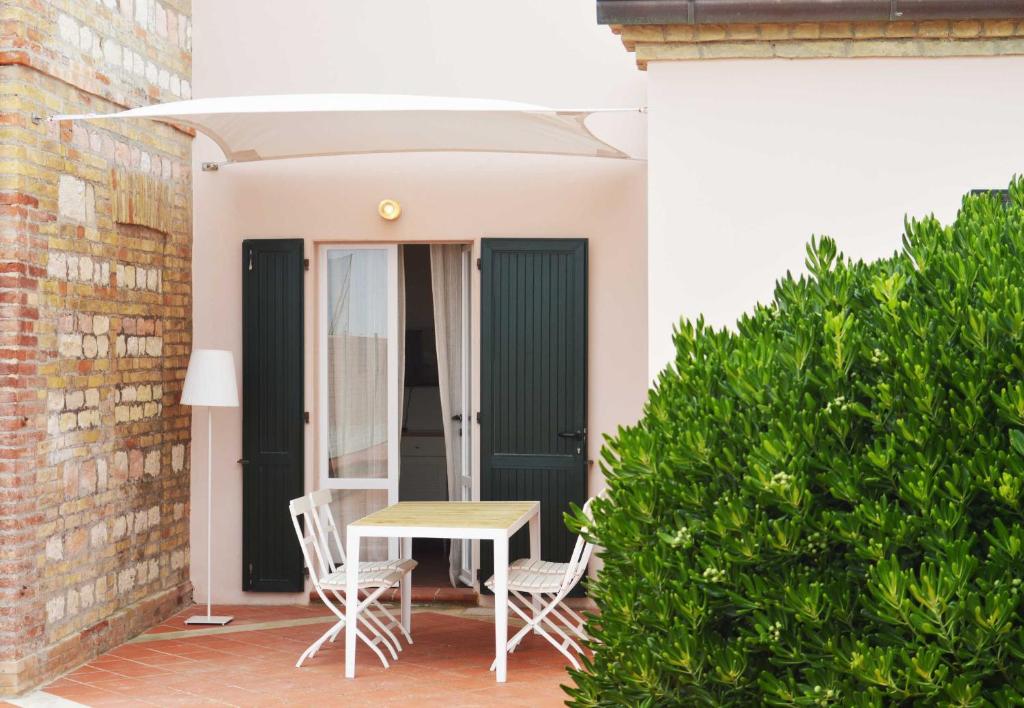 Patio lub wspólna przestrzeń na świeżym powietrzu w obiekcie Lido Azzurro