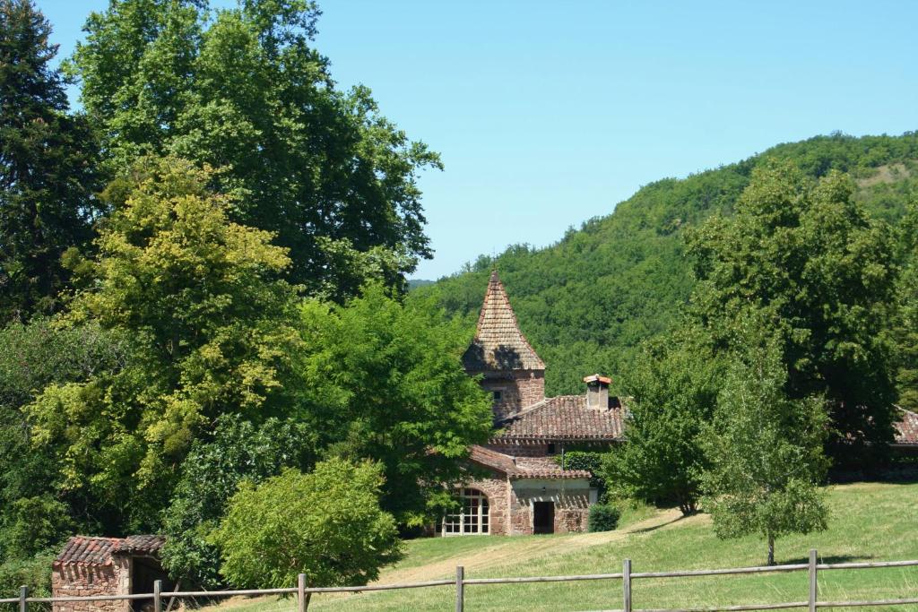 una casa vieja al lado de una colina en Château Labistoul en Campes