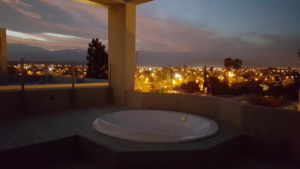 y baño con bañera y vistas. en Apartamento Reyes Catolicos en Salta