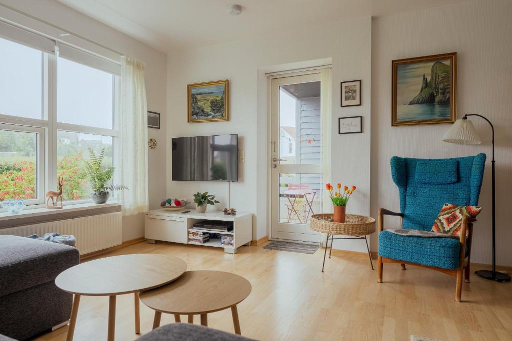 TV a/nebo společenská místnost v ubytování Cozy 2BR in Hoyvík - Family Friendly - Bright
