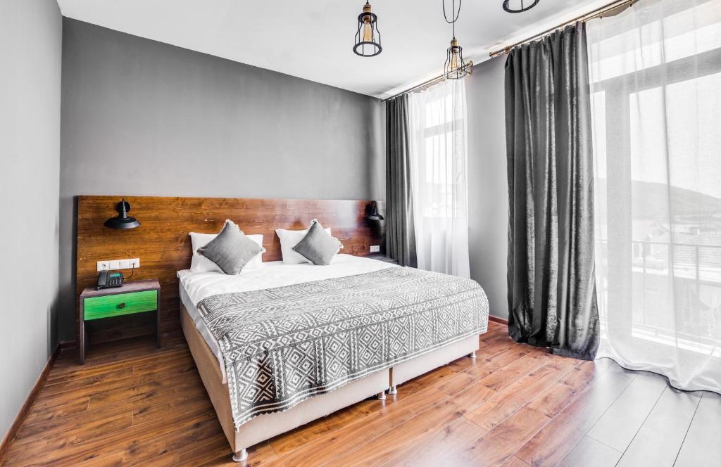 Postel nebo postele na pokoji v ubytování Hotel Gino Wellness Mtskheta