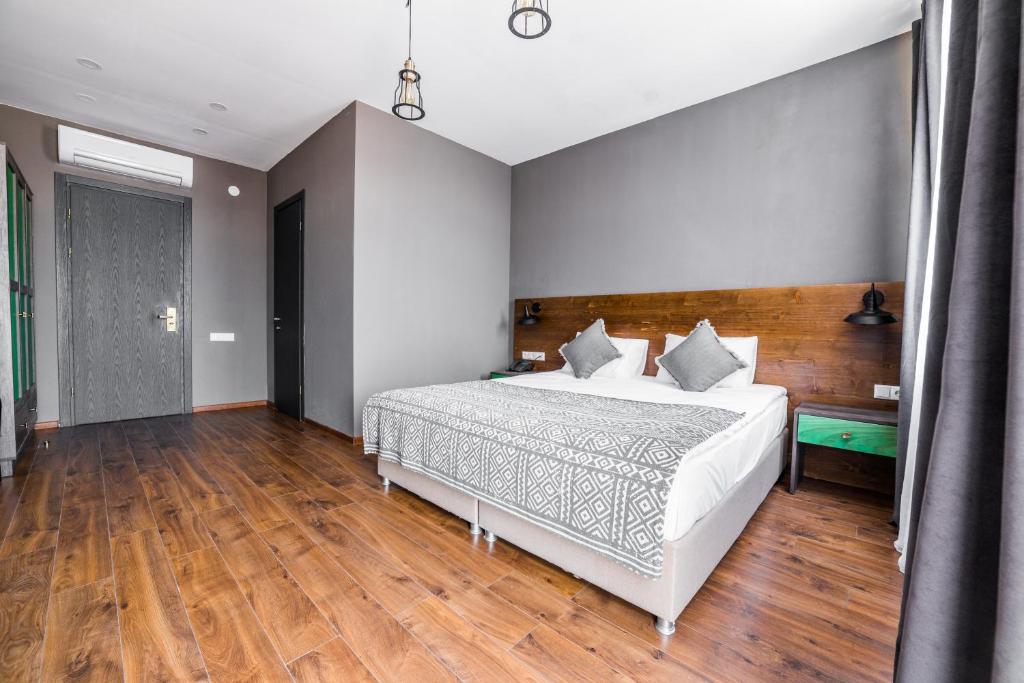 Postel nebo postele na pokoji v ubytování Hotel Gino Wellness Mtskheta