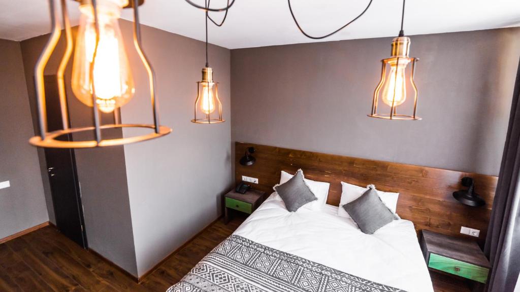 Postel nebo postele na pokoji v ubytování Hotel Gino Wellness Mtskheta