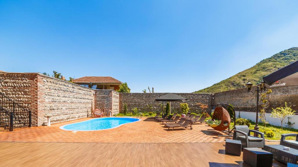 Bazén v ubytování Hotel Gino Wellness Mtskheta nebo v jeho okolí