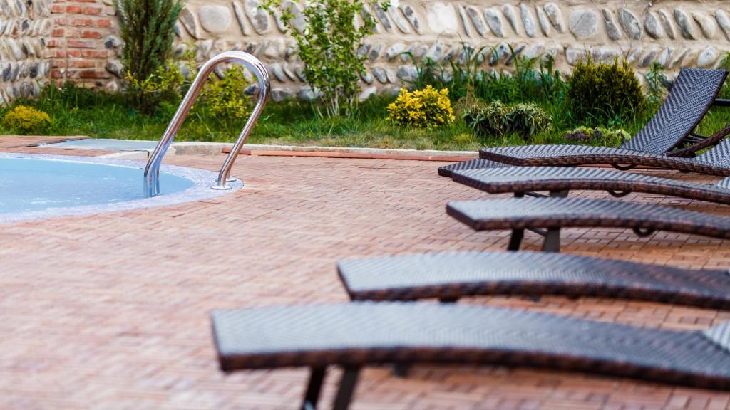 Bazén v ubytování Hotel Gino Wellness Mtskheta nebo v jeho okolí
