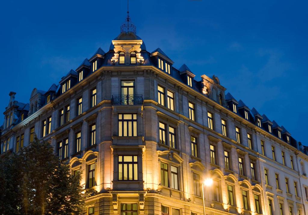 un bâtiment avec une tour d'horloge en haut dans l'établissement Hotel Victoria, à Francfort-sur-le-Main