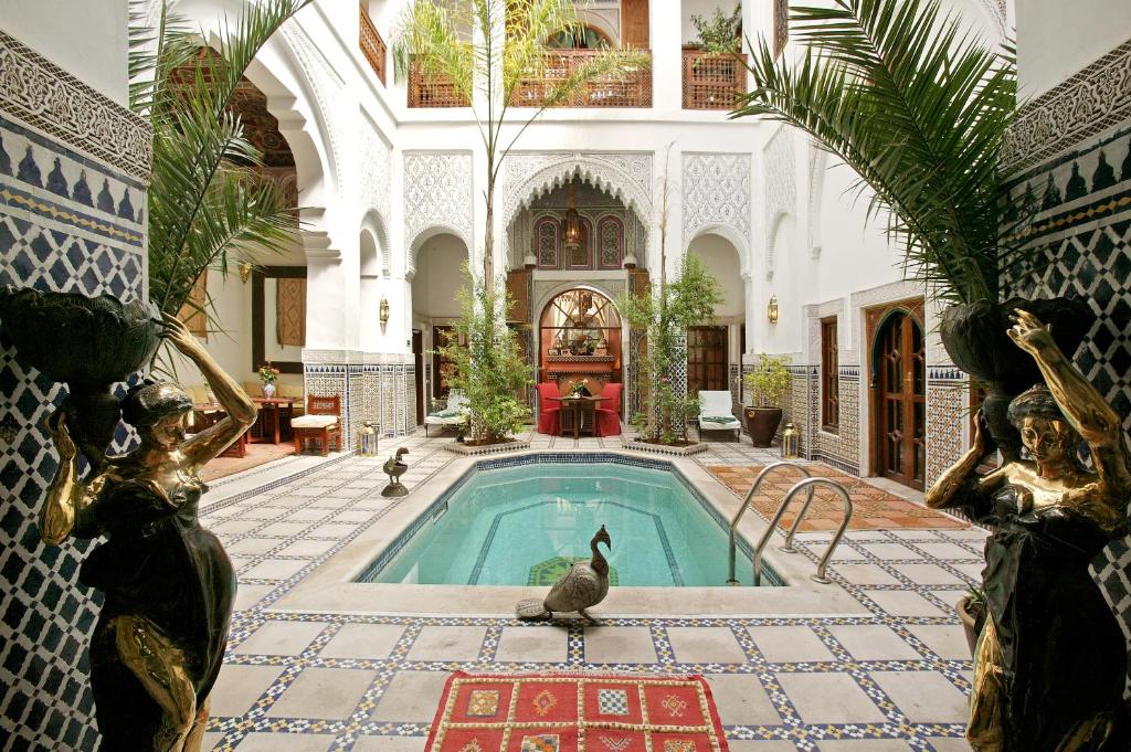 Riad & Spa Esprit Du Maroc في مراكش: ساحة مع مسبح في مبنى