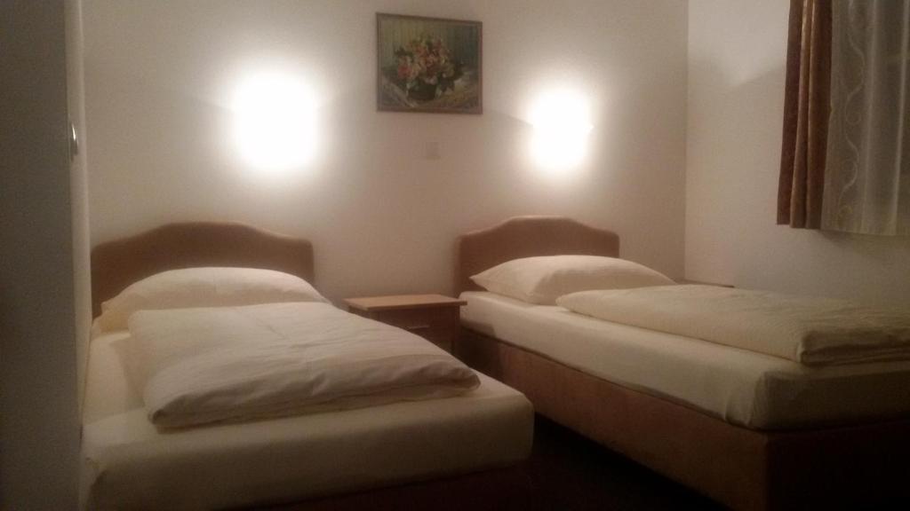 Postel nebo postele na pokoji v ubytování Hotel Echinger Hof