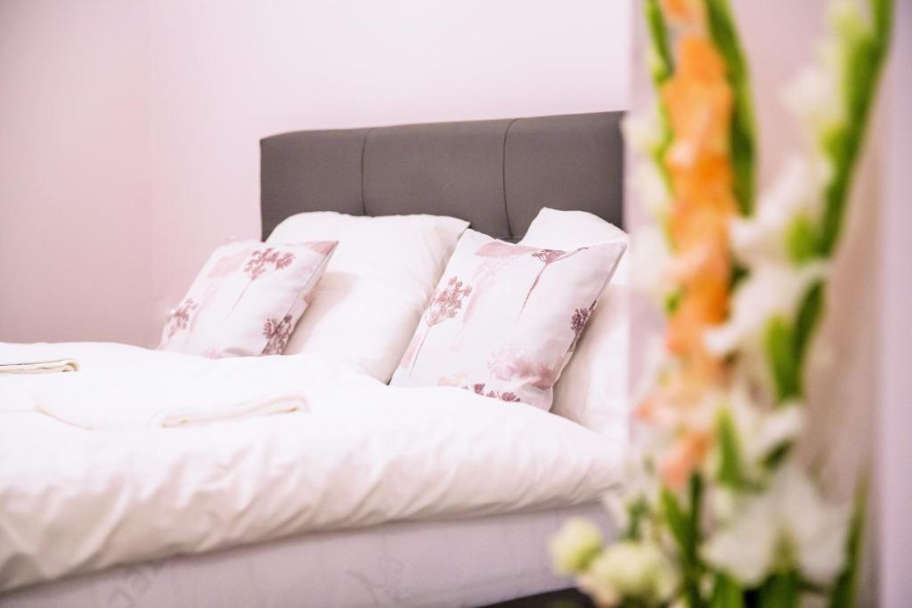 Postel nebo postele na pokoji v ubytování Eden Center Home