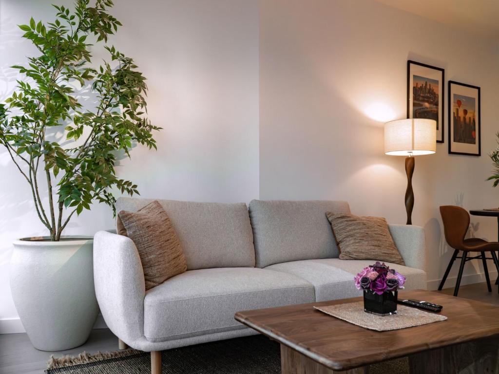 Curated visual reference: Gallery Detail: Elegant Cityscape Apartment Premium Amenities Melbourne Updated