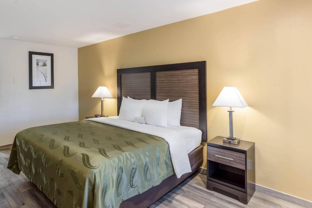Quality Inn Escondido San Diego North County - Deluxe King Room - Non-Smoking