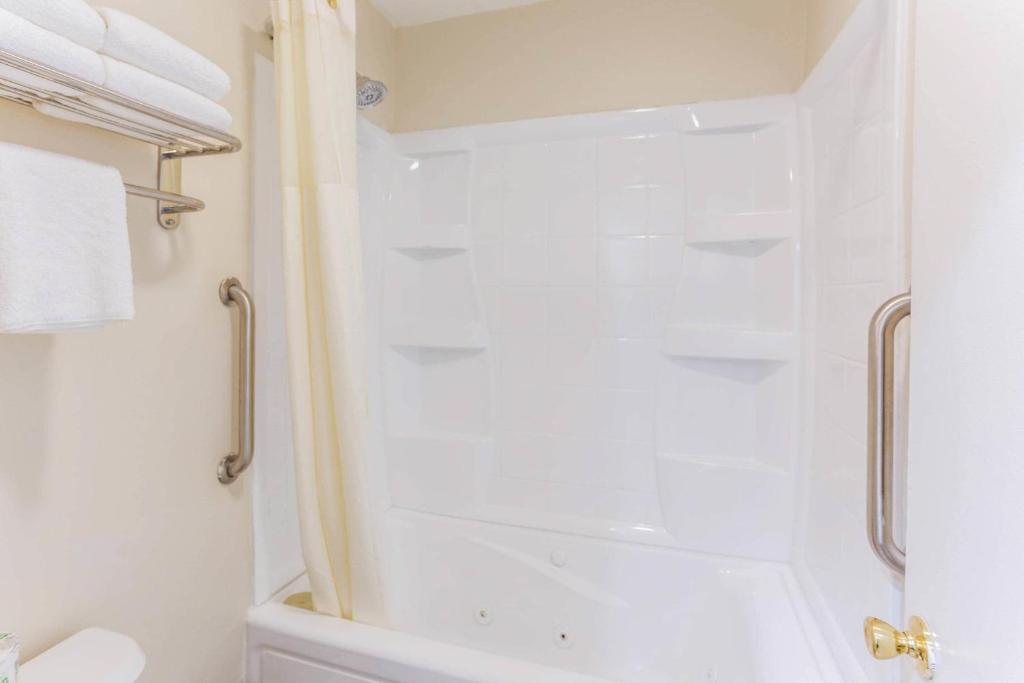 Quality Inn Escondido San Diego North County - King Room - Non-Smoking