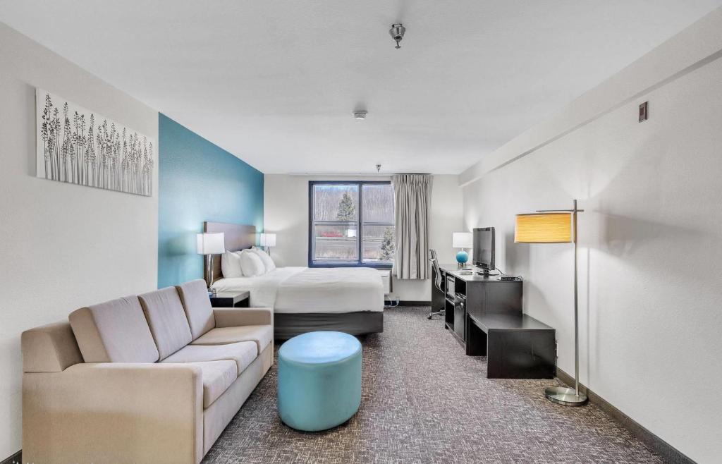 Sleep Inn & Suites near Spirit Mountain - King Suite