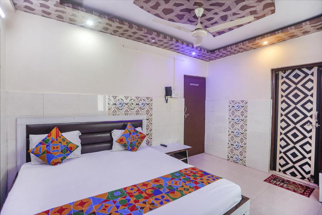 a bedroom with a large bed and a ceiling at Via Kanha Dhaam in Kānpur
