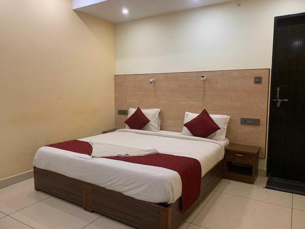 Postel nebo postele na pokoji v ubytování Collection O Pavithra Sangamam Ghat Vijayawada