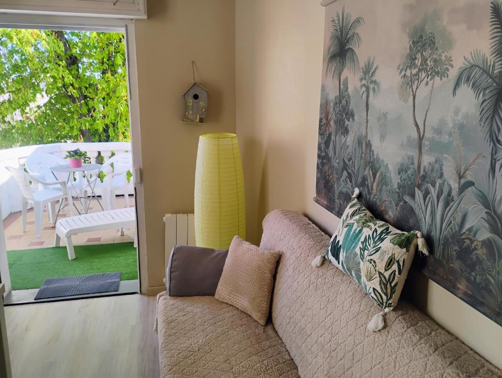 シャトノワにあるGîte avec parking, au calme, entre Colmar-Riquewihr et Obernai ,marchés de Noël, 3 chambres, avec terrasseのソファとガラスの引き戸のあるリビングルーム