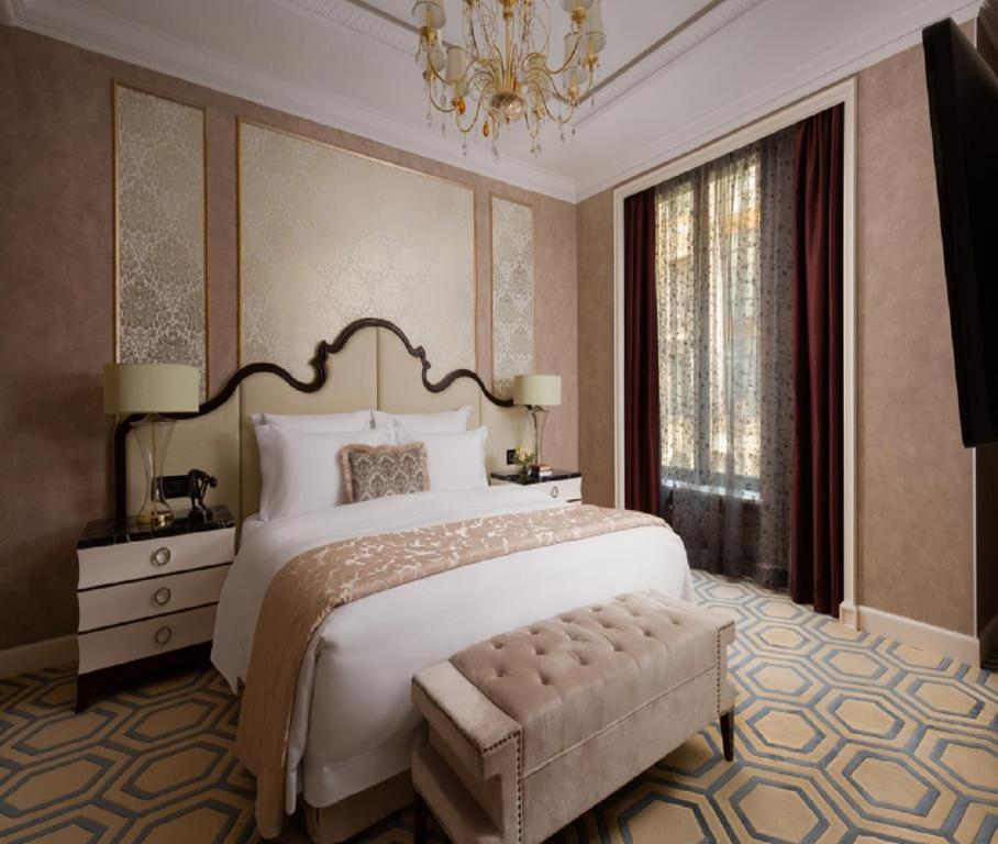 Giường trong phòng chung tại Hotel TEO International Near Delhi Airport By GROSS GROUP