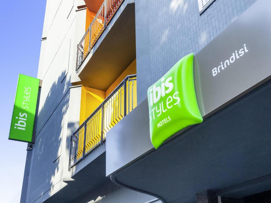 a sign on the side of a building at Ibis Styles Brindisi in Brindisi