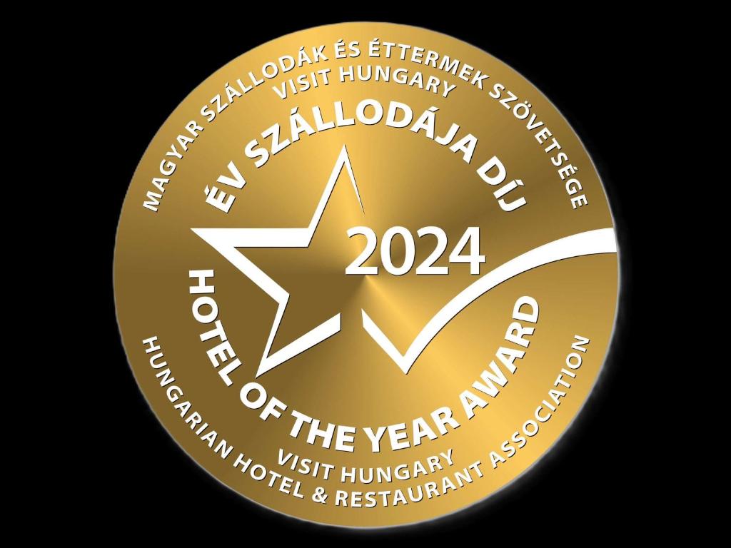 een gouden medaille met een ster in het midden bij ibis Styles Budapest Citywest in Boedapest