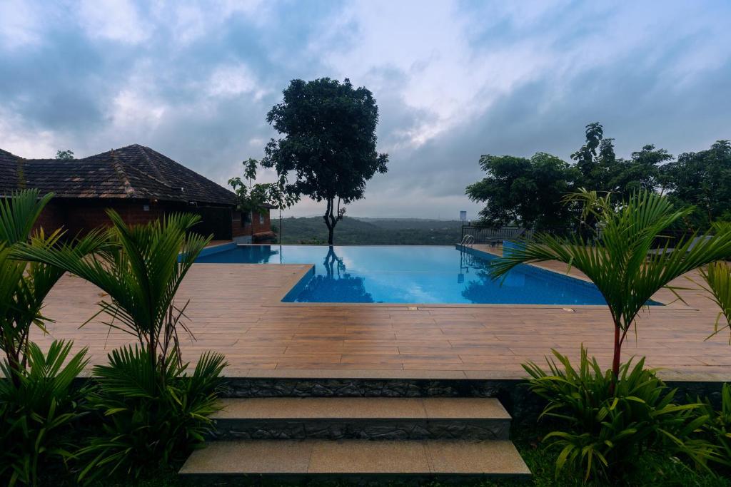 Bazén v ubytování SandalMist Resort and Spa nebo v jeho okolí