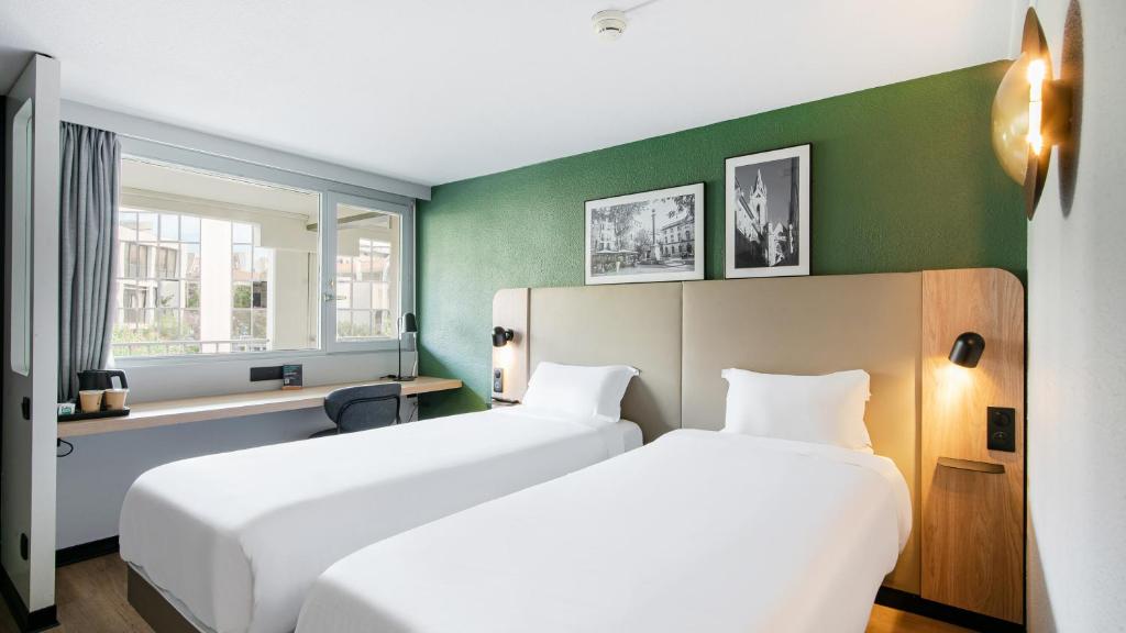 
Standard Room Connecting - 1 Queen Bed 2 Single Beds
