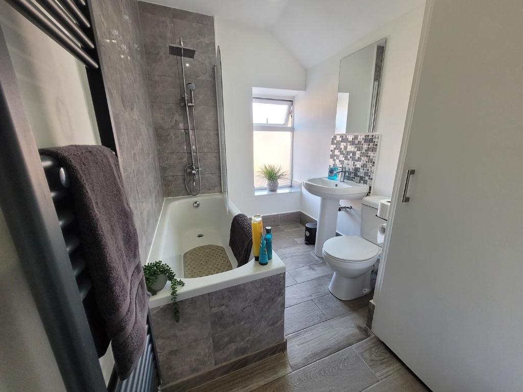 Ipswich 2-Bed Home Near Marina & Town - Free Parking 7