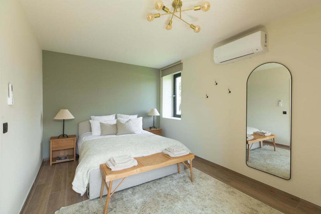 Ένα ή περισσότερα κρεβάτια σε δωμάτιο στο La Barzalière