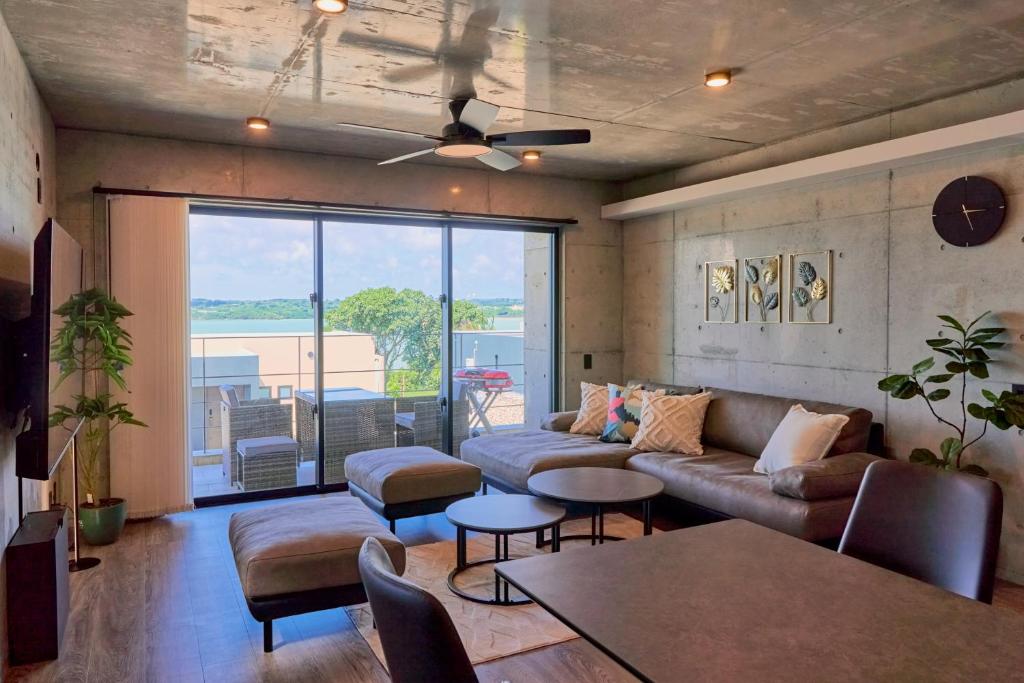 Posezení v ubytování LIBERTA Mare Miyakojima -オーシャンビュープライベートヴィラ 最大7名宿泊-