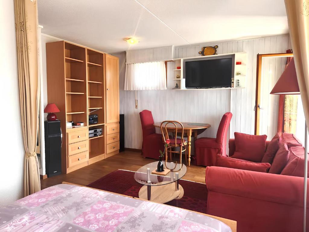 Una televisión o centro de entretenimiento en Studio Cosy Panorama II - Proche des Bains et vue sur la vallée et montagne