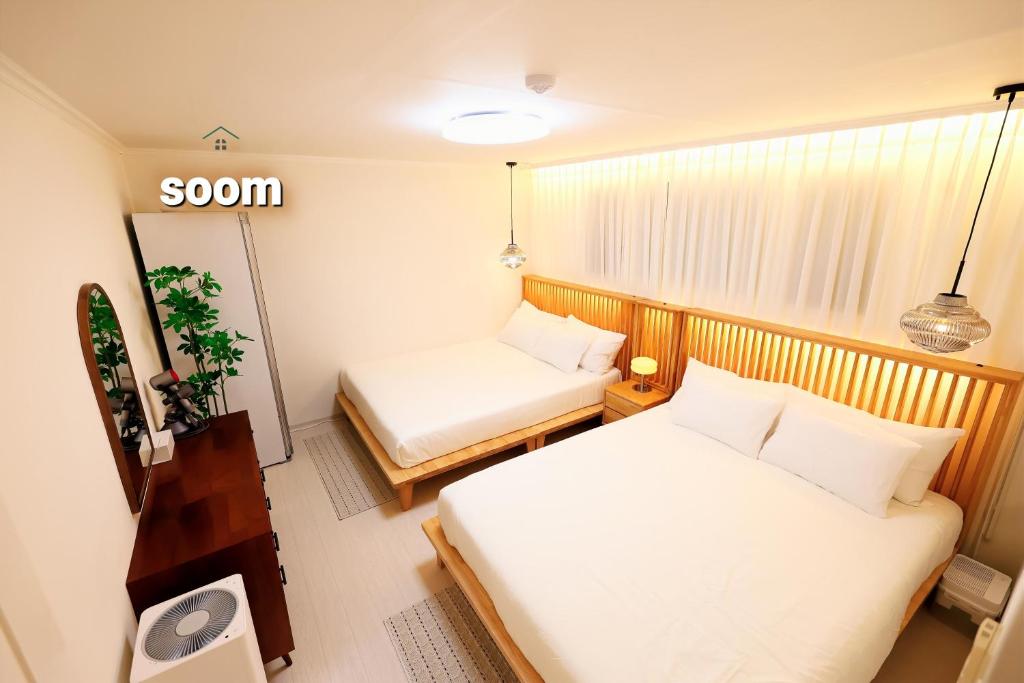 Una cama o camas en una habitación de 청담동, 명품거리, 청담역, 압구정로데오, 성형 병원, 한강공원, 강남도심, 발마사지기, 에어드레서, 무료주차