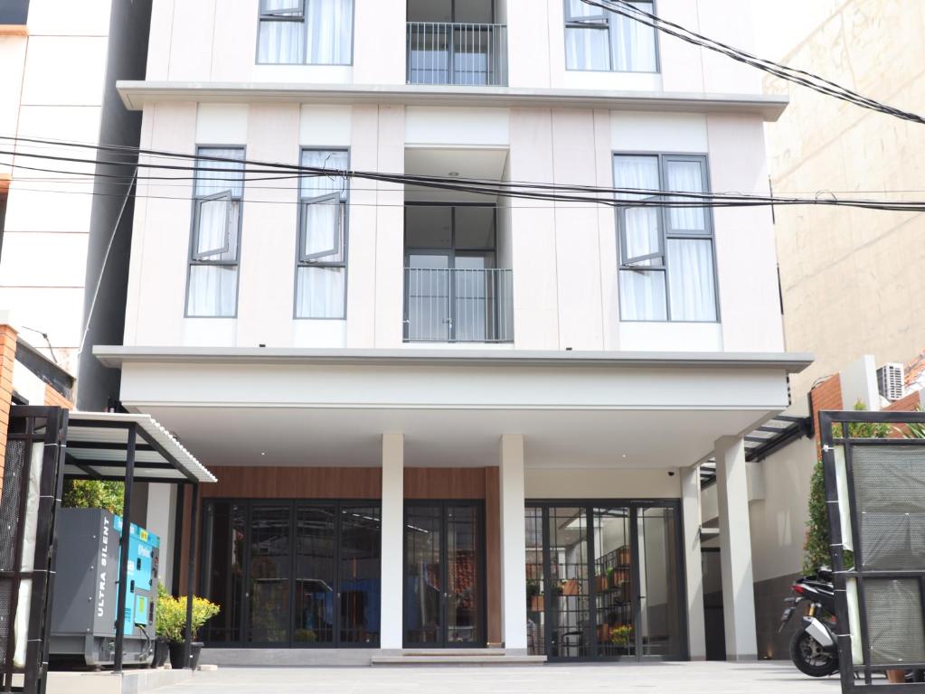 ジャカルタにあるWisma Pelangi 1の街の通りにある白い建物