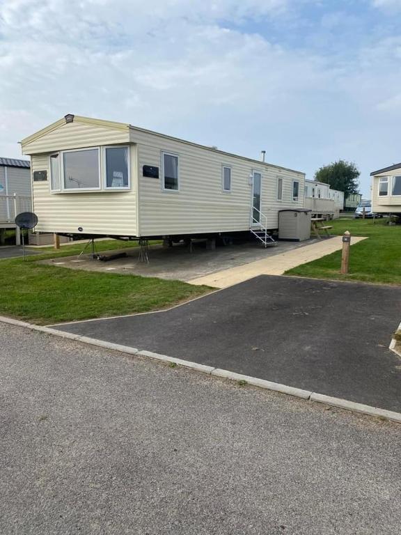 a mobile home is parked in a parking lot at Lapwing Lea 16, Thornwick Bay in Flamborough