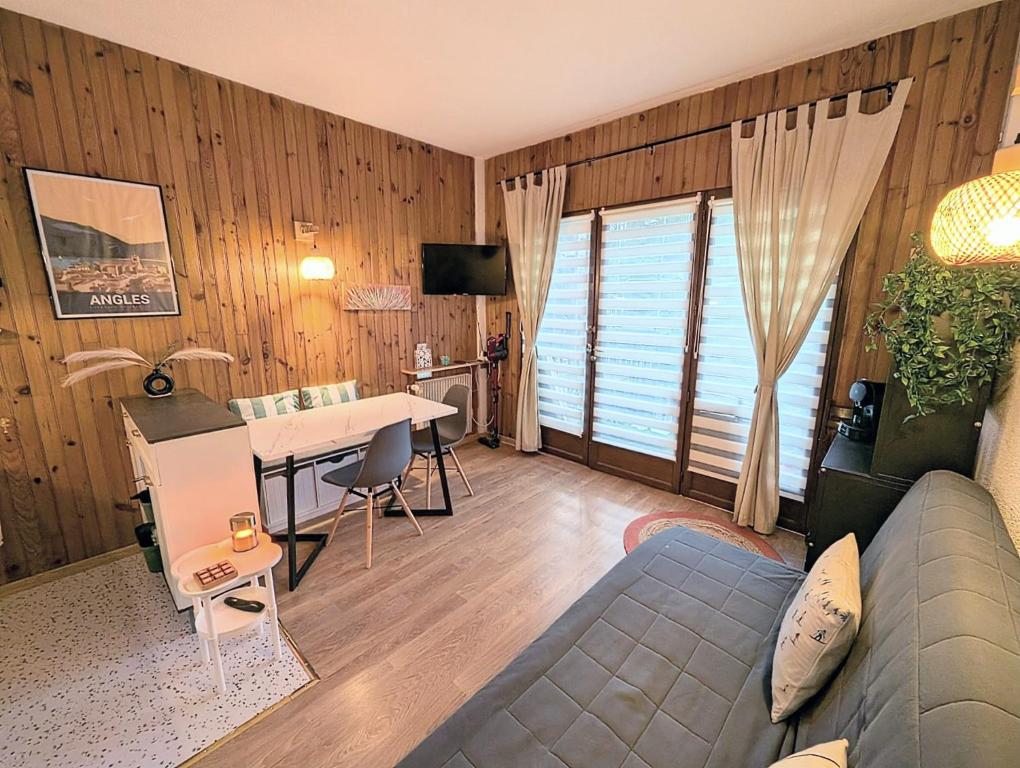 TV a/nebo společenská místnost v ubytování Famili'ski - Votre cocon familial aux Angles