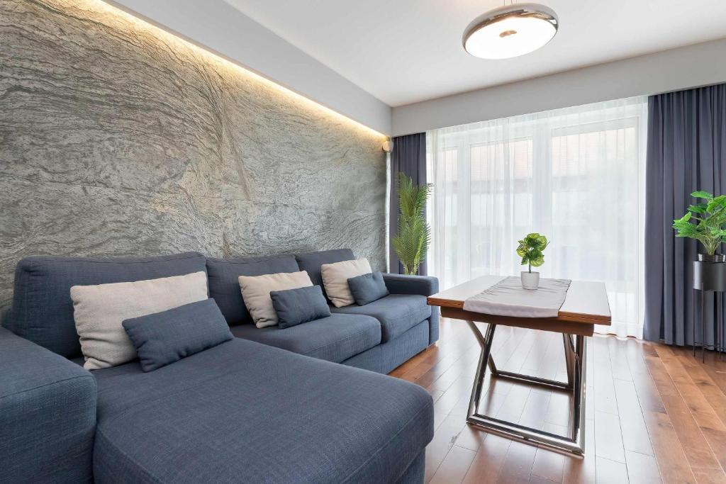 Posezení v ubytování Elegant Blue Apartment in Gdańsk with Parking & Garden by Noclegi Renters
