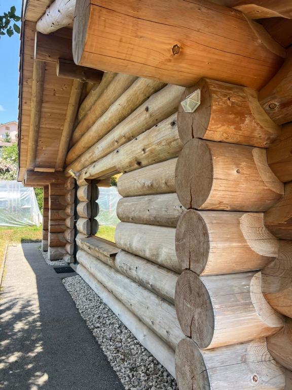 una baita di tronchi con parete fatta di tronchi di La Tzarma a Granges