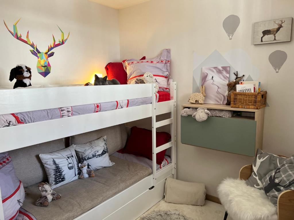 Dormitorio infantil con literas en una habitación en 5 personnes, 2Pieces exceptionnel havre de détente et de confort, immense terrasse, vue incroyable, Tout pédestre, à 10m du funiculaire, parking, en Isola