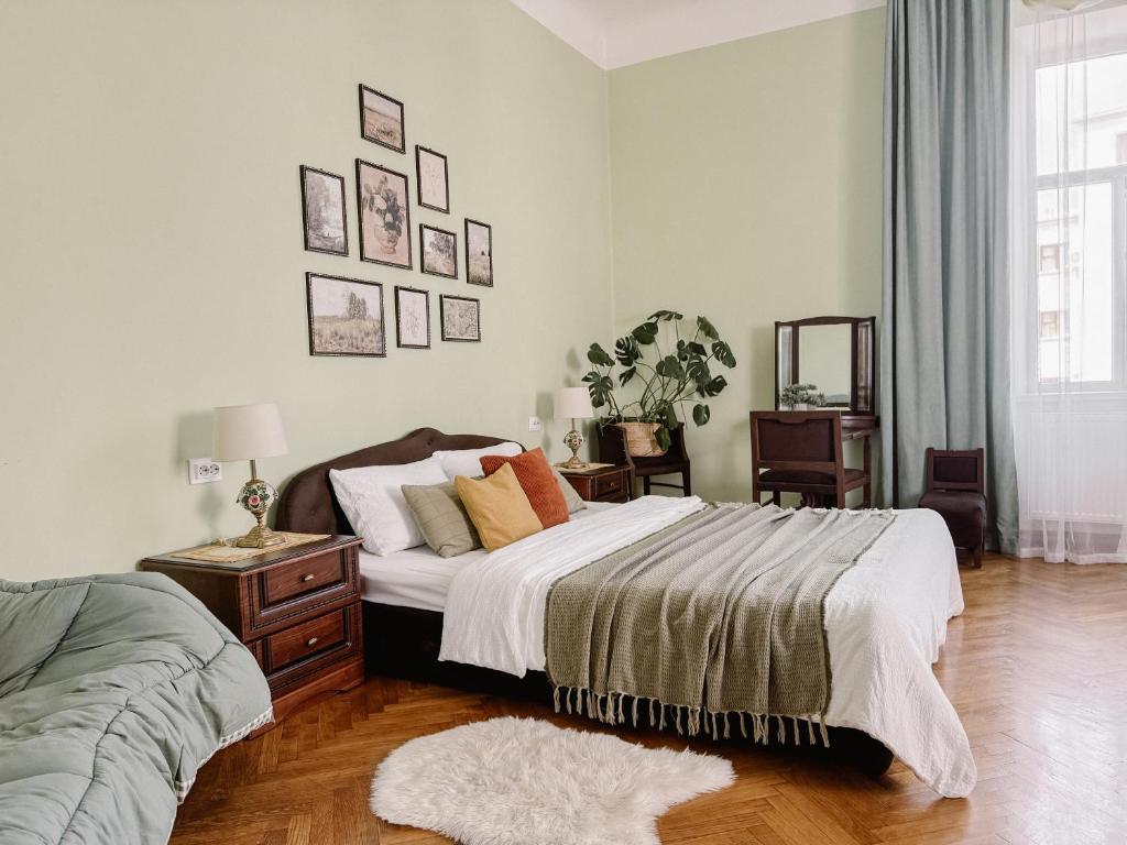 a bedroom with a bed and a dresser and a window at Простора 2-кімн квартира в центрі Чернівців на Турецькій 18 in Chernivtsi