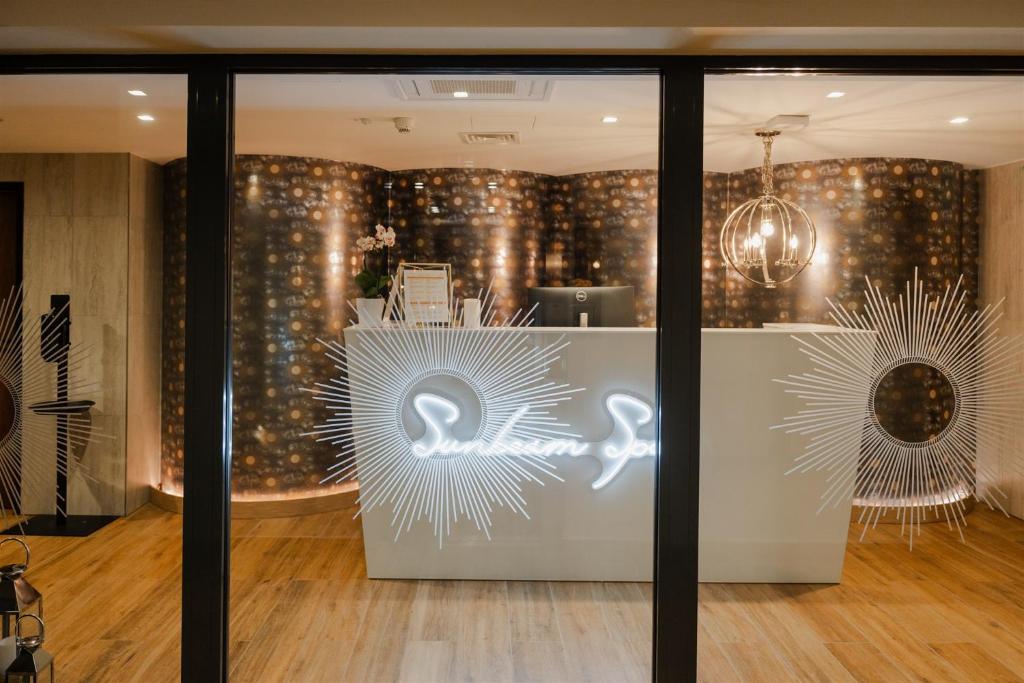 Mamaison Hotel Chain Bridge Budapest - Resim 33