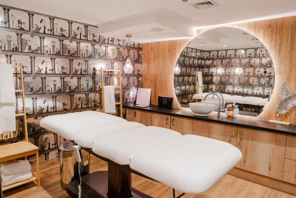 Mamaison Hotel Chain Bridge Budapest - Resim 38