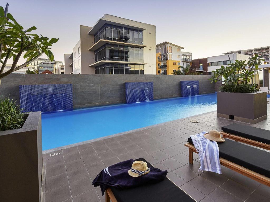 Una gran piscina azul en la parte superior de un edificio en The Sebel West Perth, en Perth