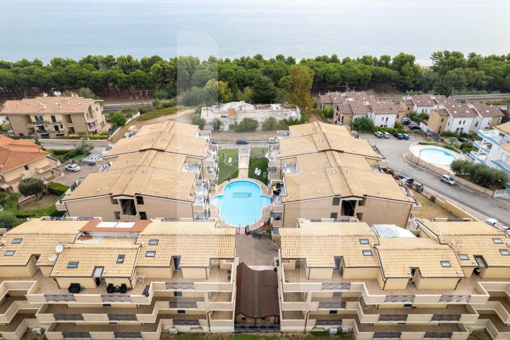 eine Luftansicht eines Wohnviertels mit Häusern in der Unterkunft Homiday - Green Bay Village in Pineto