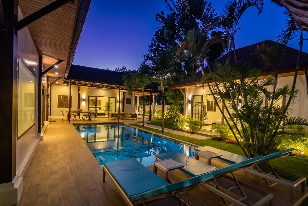 an image of a villa with a swimming pool at night at villa Akala in Ban Saiyuan (1)