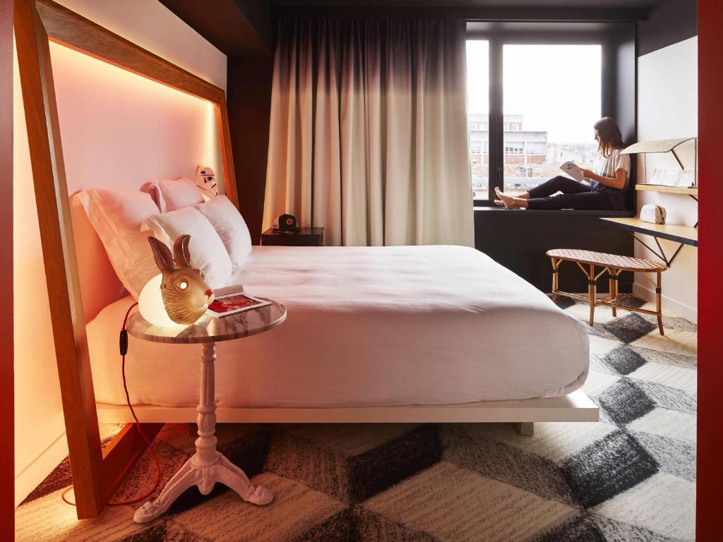 Postel nebo postele na pokoji v ubytování Mama Shelter Toulouse