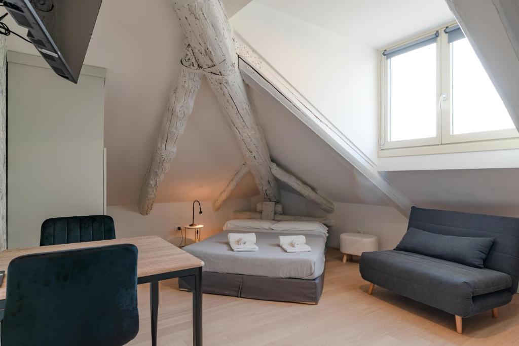 Camera mansardata con 2 letti e una sedia. di Suites Mozart & Chopin by Toh Solution a Torino